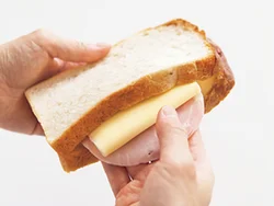 ペティナイフなど小さめの包丁を使うとパンに切り目を入れやすい。チーズは溶け出るので、半分に折ってはみ出さないようにする。