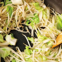 中華料理店の野菜炒めというと、強火で短時間で炒めるイメージがあるが、一般家庭の火力だと難しい。約3分の炒め時間はかなり長く感じるが、フライパンに水分が出なくなるまでしっかり炒めること。