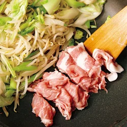 にんにくは焦げやすいので、しょうがとともにあとから加え、香りを残す。豚薄切り肉はすぐに火が通るのであとから加え、フライパンのあいたところで炒めて、野菜に水分を移さないようにする。