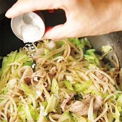 スープの素を加えることで味に深みが出て、お店のような味と仕上がりになる。