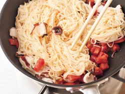 たことトマトを炒めた油と、トマトから出る水分で、そうめんをほぐしながら炒める。