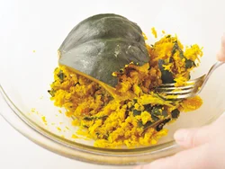 かぼちゃは切らずに電子レンジで加熱し、やわらかくなったらフォークで皮ごとくずすように潰す。