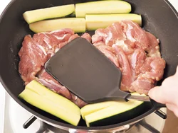 とり肉は皮目を下にして入れ、フライ返しでギュッと押しつけて、しっかり焼き目をつける。