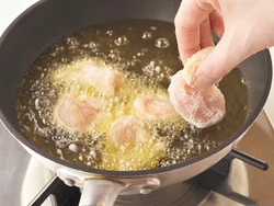 下味をもみ込んだとり肉は、片栗粉をまぶしてからすぐに揚げると、カラリと仕上がる。