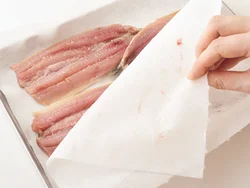 いわしは下味をふって約５分おき、出てきた汁けをペーパータオルで臭みとともに拭き取る。