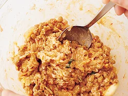 納豆を加えると粘りが出るので、スプーンを使うと混ぜやすい。全体がなじむまで混ぜて。
