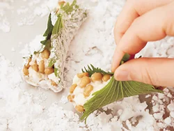 しその茎と葉先の部分をつまんで片栗粉をつけると、葉や側面にもきれいにまぶしやすい。