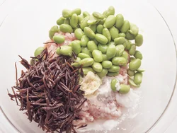 枝豆は薄皮に食物繊維が豊富なため、つけたままにし、つくねだねのほかの材料と混ぜる。