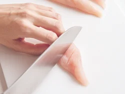 淡泊な味のささ身に粒マスタードをぬる際、切り目を入れておくと味がなじみやすい。