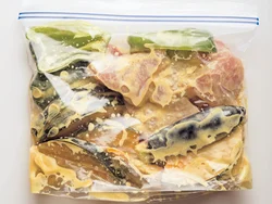 漬けだれは少しもんで全体にいきわたるようにし、冷蔵庫で味をなじませる。