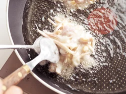 スプーンでたねをすくい、別のスプーンで油に落とし入れる。肉の色が変わるまで揚げて。