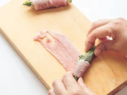 焼いているときにはがれないよう、オクラに青じそを巻いてから、少しきつめに肉を巻く。