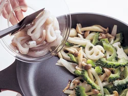 いかはやわらかく仕上げたいため、火を通し過ぎないよう、野菜に火を通してから加える。