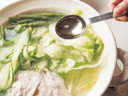酢は最初に入れると風味がとんでしまい、野菜の色も悪くなるので、最後のほうに加える。