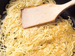 麺をほぐし入れてから焼き目をつけることで、かた焼きそばよりやわらかく、こうばしい仕上がりに。