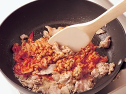 納豆は炒め過ぎると粘りが出てくるので、ほぐしながら、さっと炒め合わせる。