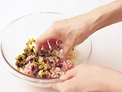刻んだ高菜を肉だねに混ぜ入れると、シャキシャキとした食感と、風味が楽しめる。