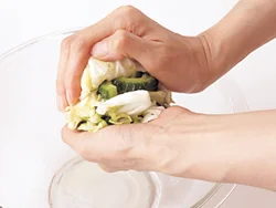 キャベツとゴーヤーは塩もみして、軽く絞って使うと、火の通りが早く、歯ごたえよく炒め上がる。