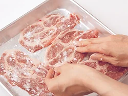 肉に片栗粉をまぶして焼くと、たれがからみやすく、肉のうまみも閉じ込められる。