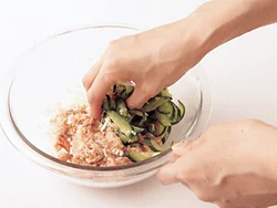 とりひき肉とむきえびを練り混ぜたところに、きゅうりと長ねぎを加え、食感よく仕上げる。