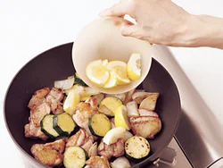 レモンは最後に加え、うすく焼き色がつくくらいにさっと炒めて、香りよく仕上げる。