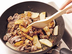 牛肉とじゃがいもを炒めたところにカレー粉を加え、香りを引き出すように炒める。