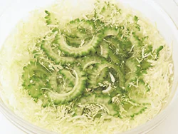野菜を冷水につけるとシャキッとして食感がよくなり、ゴーヤーの苦みもやわらぐ。