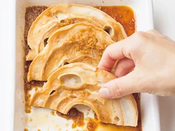 半分に切った車麩は、１切れずつ下味をからめて、まんべんなく味を吸わせる。