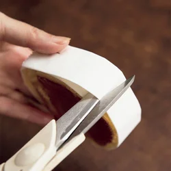 キッチンばさみで切った切り口から指で少しずつ型を巻き取る。焼き上がりは熱いのでやけどに注意して。