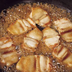 手羽先の骨を取り除き、かば焼きに仕立てる