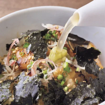 ひつまぶしの要領で、まずはそのままを、次に薬味を好みでのせて、最後に薬味とスープでお茶漬けにして食べる。