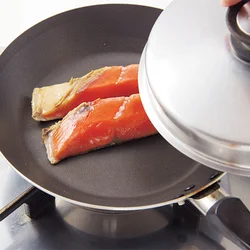 鮭は皮目を下にしてフライパンに並べ入れて蒸し焼きにする。鮭の脂が自然と出るので、少ない油でもこんがりと焼ける。