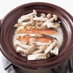 米を土鍋で炊くときに、焼いた鮭をしめじとともに上にのせる。こうすることで鮭の皮のこうばしさと、きのこの香りをご飯に移しながら炊ける。