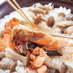 炊き上がったら、鮭をほぐしながら、細かい骨などを菜箸で丁寧に除く。こんがり焼いた皮はおいしいので、粗くちぎって混ぜ込んで。
