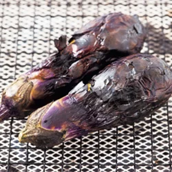 焼きなすは網の上で真っ黒になるまでじっくりと焼くと、なすの持つ水分で内部が蒸し上がり、中がとろっとしておいしく仕上がる。水にとるとおいしさは半減するので、自然にさまして。