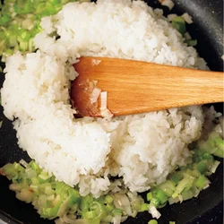 多めの油でねぎを炒めて香りを移し、その油でご飯を炒めると香りよく仕上がる。肉やハムなどのたんぱく質を加えて作るときは、ねぎを炒める前にそれらを炒め、あとは同様にすればOK。