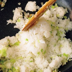 ご飯の粒を潰さないように、へらで押しつけるようにして炒める。これを繰り返すことで、ご飯が自然にほぐれ、パラパラになる。