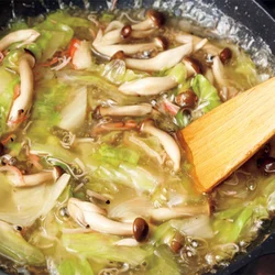 具をさっと炒めてからあんの材料を入れて煮立てると、片栗粉の効果でとろみがつく。