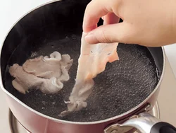 鍋に湯を沸かしたら、火を弱めてから豚肉を２〜３枚ずつゆでると、しっとりとゆで上がる。