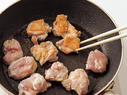 とり肉は、皮目から焼きつけて、しっかりと焼き色をつけると、うまみがアップする。
