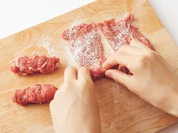 薄切り肉は、まとまりやすいように、小麦粉をふって巻く。肉が小さい場合は、２枚重ねる。