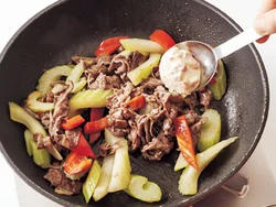 肉と野菜にほぼ火が通ったら梅マヨを加え、マヨネーズが溶け切らないうちにさっと炒め合わせる。