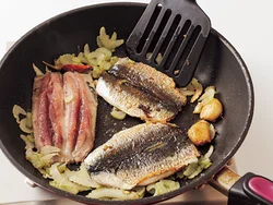 野菜を炒めたところに、いわしを加え、しっかり焼きつけて、魚の臭みを抑える。