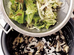 葉野菜などの生野菜は、炊き上がりに混ぜると、余熱でほんの少し火が通り、シャキシャキ感も残る。