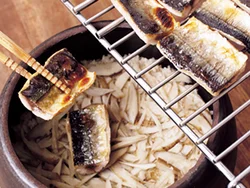 こうばしく焼いたさんまは、炊き上がったご飯に薬味とともにさっくり混ぜて仕上げると、さんまの切り身が大きいままで美味。