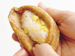 詰めた具を見せたいときは、すし飯を入れたあと、お揚げの縁を内側に折り込む。