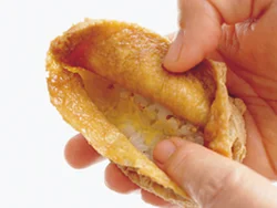からしは指先で好みの量をとり、お揚げを閉じる前にすし飯にぬる。