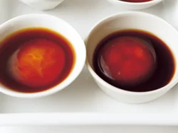卵黄は小さめの器に入れると、少ない調味料でもしっかり味がつく。