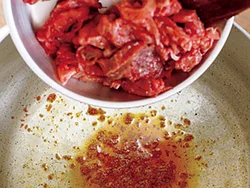 豆板醤は油で炒めると、少量でも辛みが引き立つ。香りが立ったところで牛肉を加えて。