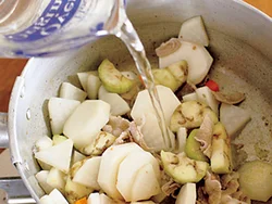 まずは野菜を炒め、肉を加えて炒め、うまみを閉じ込めたところに、かんたん和だしを加える。
